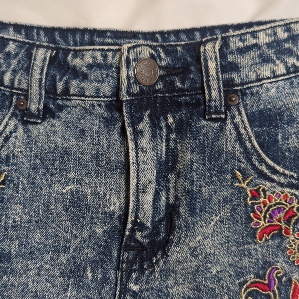 BDG Freja Embellished Mid-Rise Denim Cutoff Short, Color Bandana Wash Size 27 - Picture 7 of 16